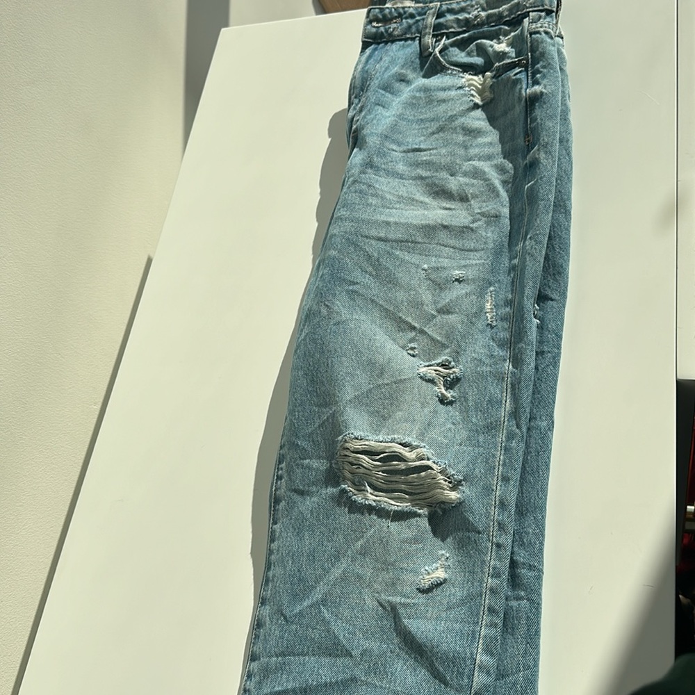 Cropped Distressed High Rise Jeans - Picture 9 of 9